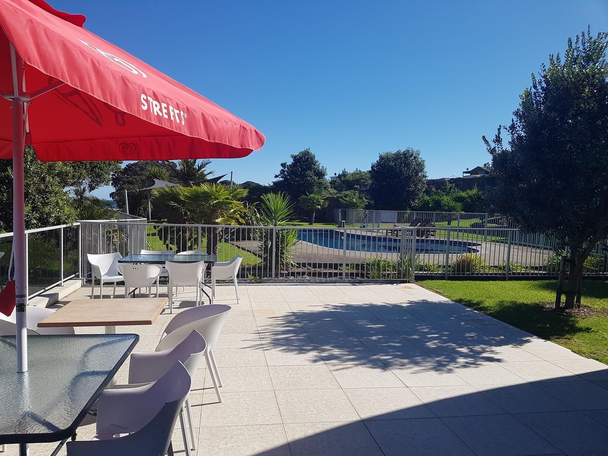 Te Kaha Beach Hotel Dış mekan fotoğraf