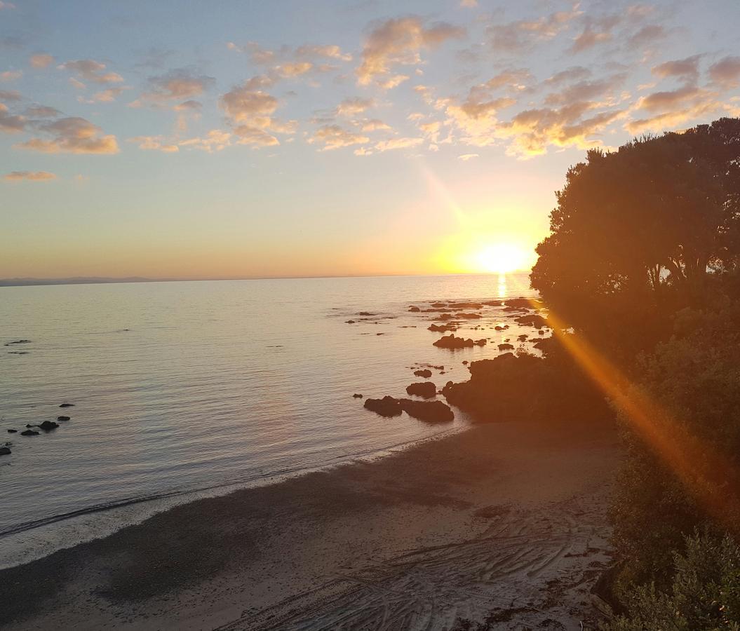 Te Kaha Beach Hotel Dış mekan fotoğraf