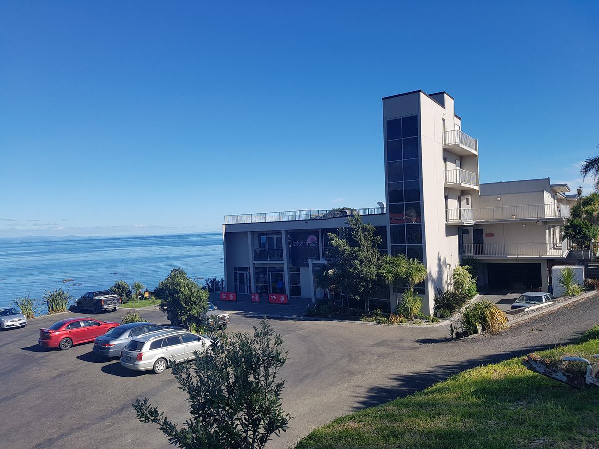 Te Kaha Beach Hotel Dış mekan fotoğraf